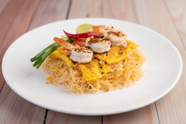 Pad Thai frische Garnelen in einem weißen Teller.