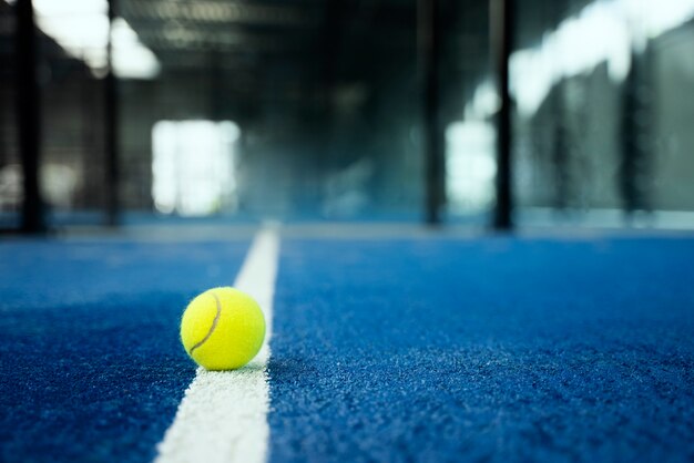 Paddle-Tennis auf weißer Linie