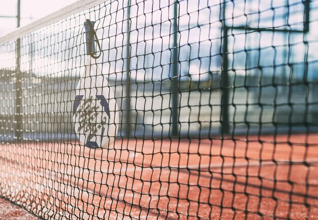 Padel Klingenschläger hängen am Netz