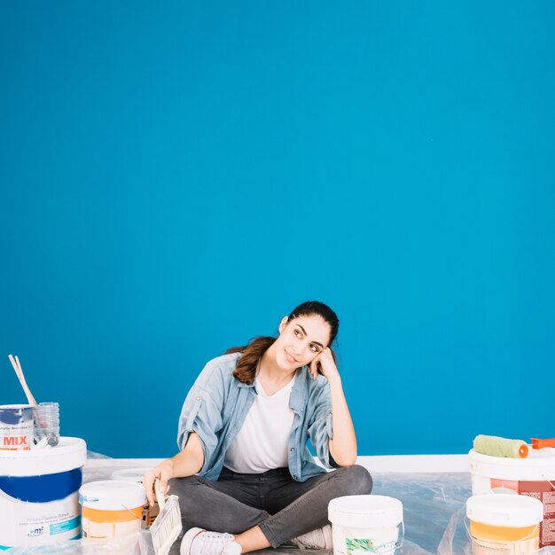 Paint-Konzept mit nachdenklichen Frau