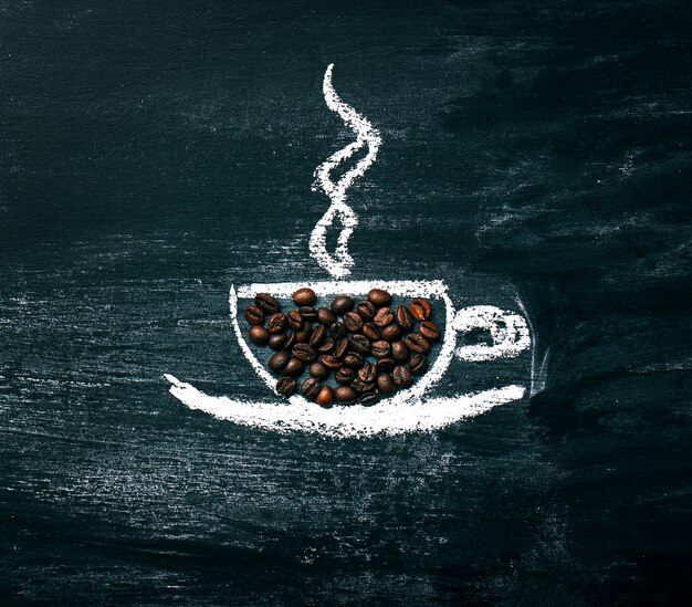 Painted Tasse Kaffee mit natürlichen Kaffeebohnen auf einer Tafel.