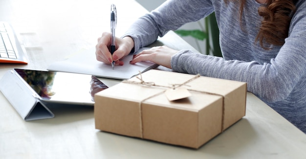 Kostenloses Foto paket auf dem tisch