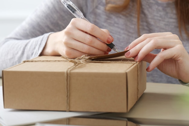 Kostenloses Foto paket auf dem tisch