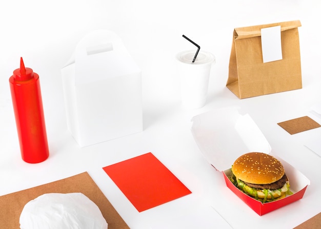 Paket; Burger; Soße und Wegwerfschalenmodell auf weißem Hintergrund