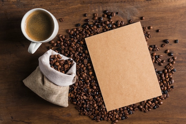 Paket in der Nähe von Tasse und Sack mit Kaffeebohnen