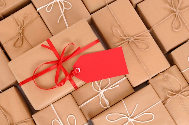 Pakete mit roten Geschenk-Tag