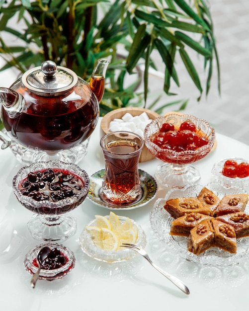 Pakhlava und Fruchtmarmelade mit schwarzem Tee