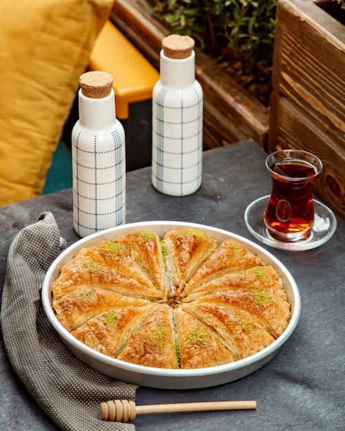 Pakhlava und schwarzer Tee im Armudu-Glas