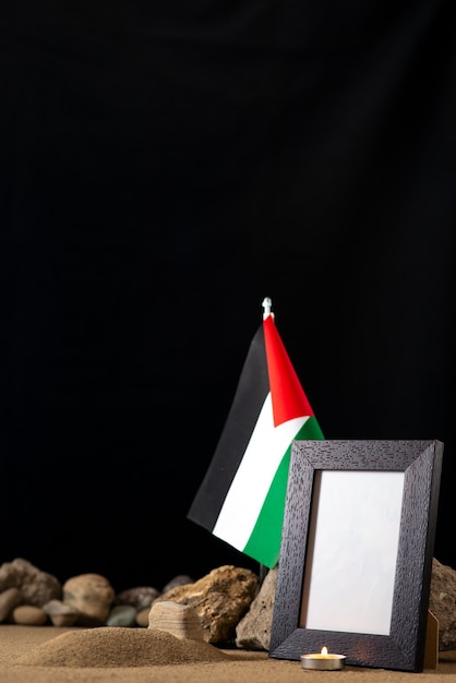 Kostenloses Foto palästinensische flagge mit bilderrahmen auf der dunklen oberfläche