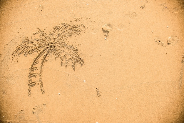 Palme im Sand gezeichnet
