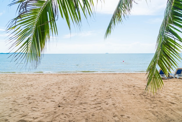 Palme und tropischer Strand in Pattaya in Thailand