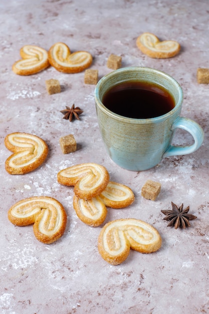 Palmier blätterteig. köstliche französische palmierplätzchen mit zucker, draufsicht.