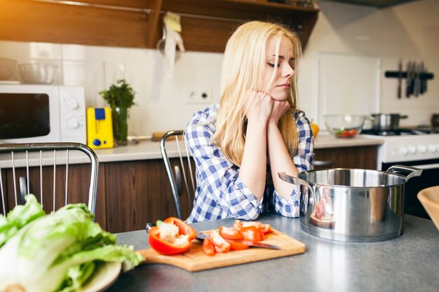 Kostenloses Foto pan seabass frau aktiv vorbereiten