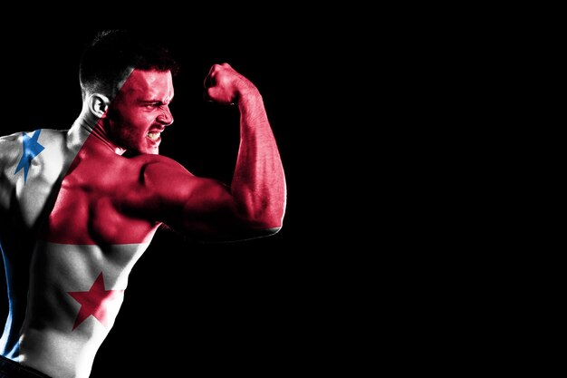 Panama-Flagge auf schwarzem Hintergrund des hübschen jungen muskulösen Mannes