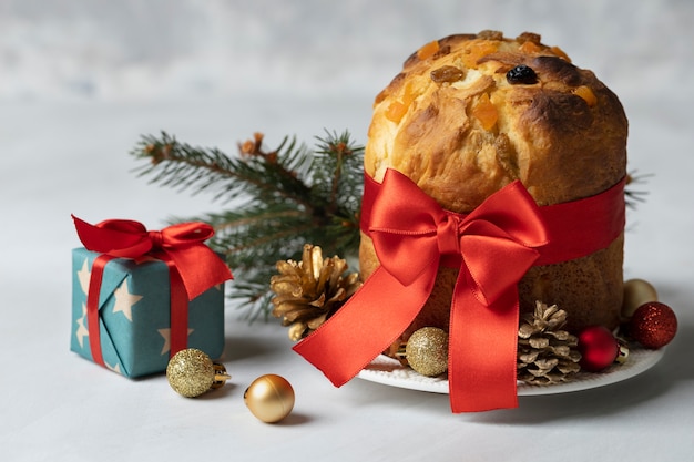 Panettone mit hohem winkel und geschenk