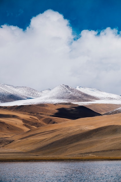 Kostenloses Foto pangong see und berg in leh ladakh, indien