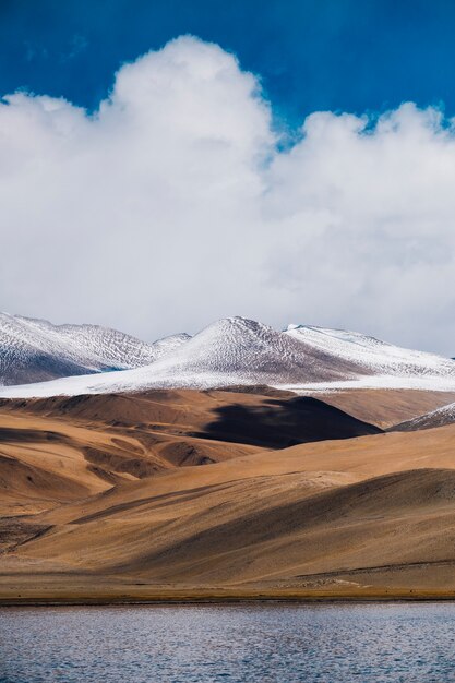 Pangong See und Berg in Leh Ladakh, Indien