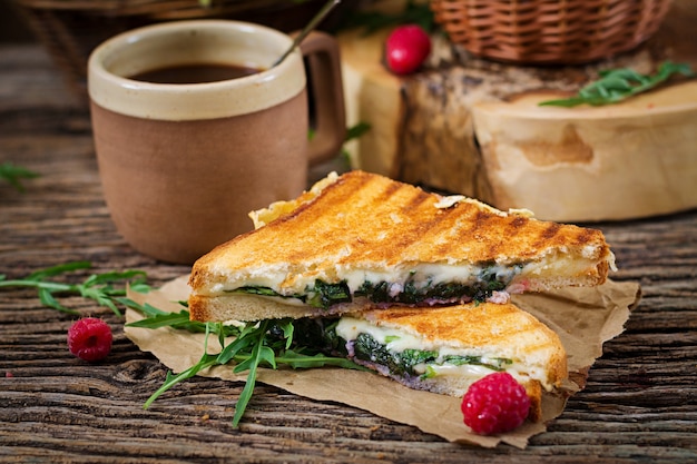 Panini-Sandwich mit Käse- und Senfblättern. Morgen Kaffee. Dorffrühstück