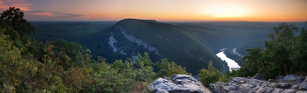 Kostenloses Foto panorama der berggipfelansicht