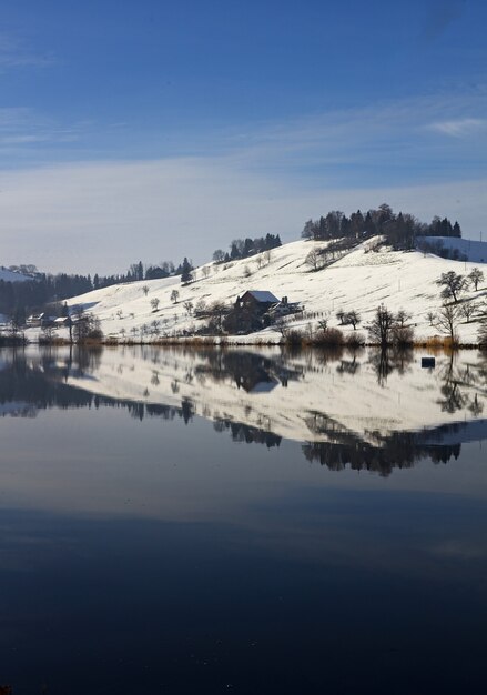 Panorama des Hauses nahe weißem Hügel am Tag