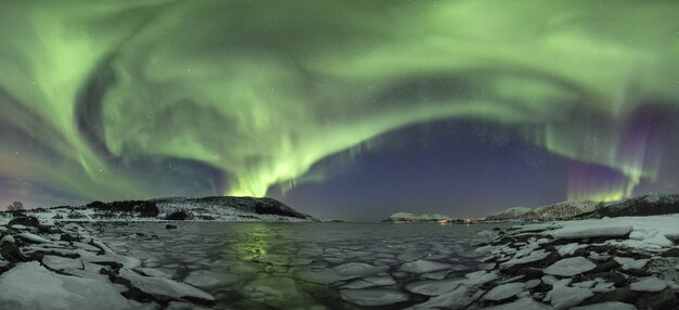 Panorama des Meeres unter einzigartigen Farben, die den Himmel auf den Lofoten, Norwegen bedecken