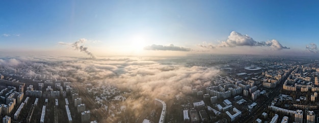 Panorama von Bukarest von einer Drohne, Bezirke von Wohngebäuden, Nebel anderer Boden, Rumänien