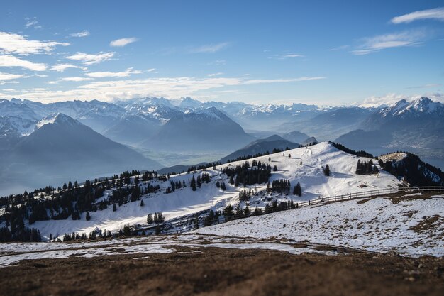 Panoramaaufnahme des Rigi-Gebirges in Arth Schweiz, unter einem blauen Himmel während des Winters