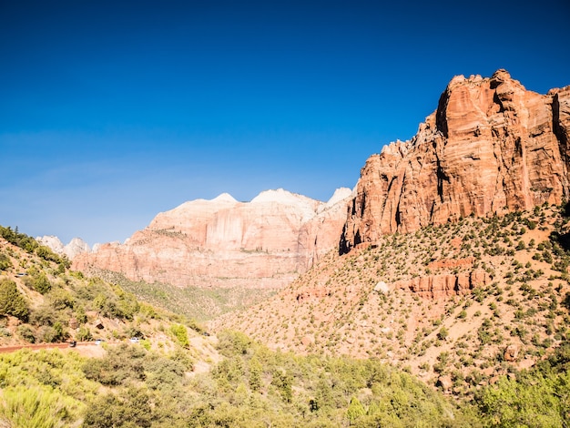 Panoramaaufnahme des Zion National Park Springdale in den USA mit einer blauen Himmelsszene