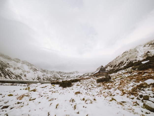 Panoramaaufnahme einer Winterlandschaft mit einer kleinen Hütte am Tatragebirge in Polen