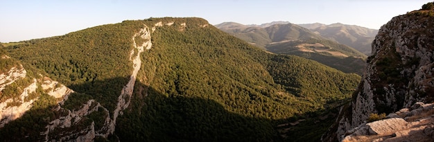 Panoramablick auf atemberaubende armenische Laubberge