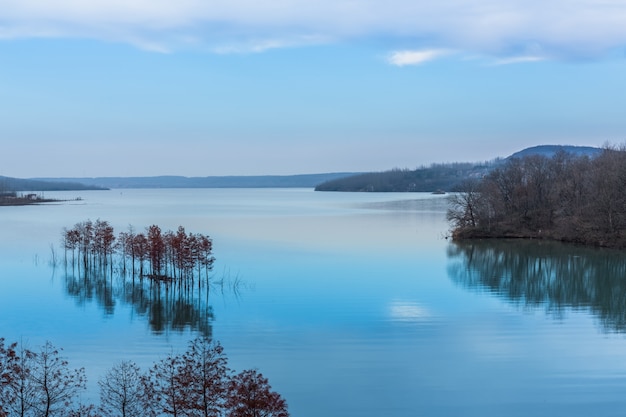 Panoramablick auf den Fluss