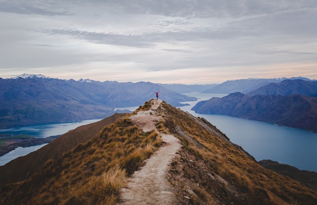 Kostenloses Foto panoramablick auf den roys peak in neuseeland mit niedrigen bergen in der ferne unter wolkenlandschaft