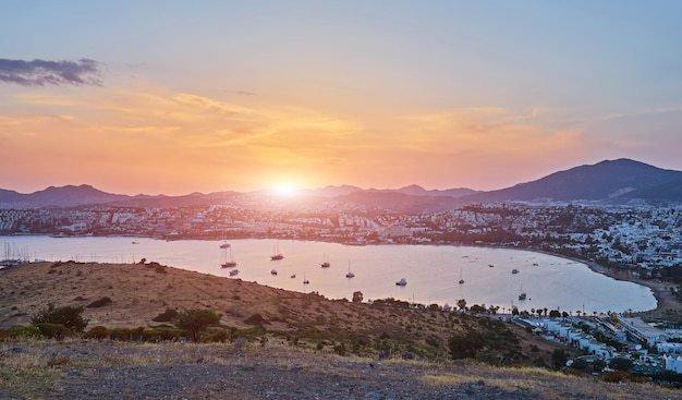 Panoramablick auf den Sonnenuntergang über der Bucht von Gumbet in Bodrum an der türkischen Riviera Bodrum ist ein Bezirk und eine Hafenstadt in der Provinz Mugla