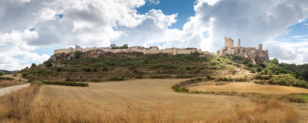 Panoramablick auf die mittelalterliche Stadt Calatanyazor