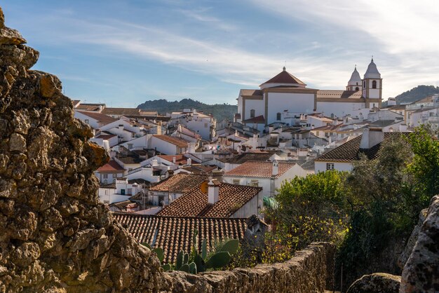 Panoramablick auf die mittelalterliche stadt castelo de vide in alentejo, portugal.