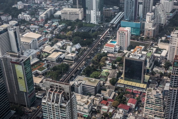 Panoramablick auf die Skyline von Bangkok von oben vom Gipfel des King Power MahaNakhon Wolkenkratzer mit 78 Stockwerken, Thailands höchstem Beobachtungsgebiet im Freien