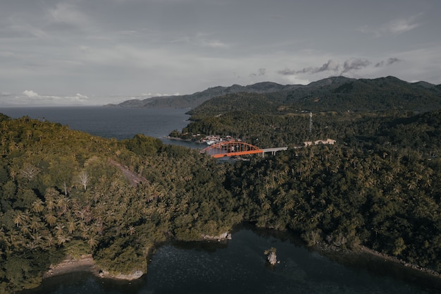 Panoramablick auf ein kleines Küstendorf auf einer Insel auf den Philippinen