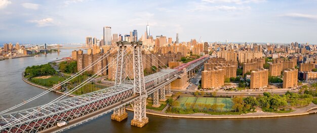 Panoramablick auf ein Stadtbild mit einer Brücke hohe Gebäude tagsüber