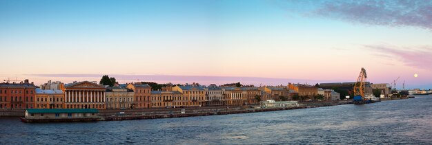 Panoramablick auf Englisch Embankment am Morgen