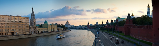 Panoramablick auf Moskau im Sonnenuntergang