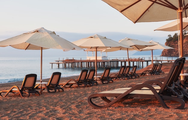 Panoramablick auf privaten Sandstrand am Strand mit Sonnenliegen gegen Meer und Berge. Amara Dolce Vita Luxushotel. Resort. Tekirova-Kemer. Truthahn