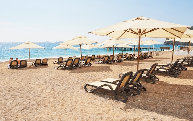 Panoramablick auf privaten Sandstrand mit Sonnenliegen vom Meer und den Bergen. Amara Dols Vita Luxushotel. Resort. Tekirova Kemer. Truthahn.