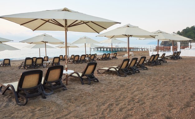 Panoramablick auf privaten Sandstrand mit Sonnenliegen vom Meer und den Bergen. Amara Dols Vita Luxushotel. Resort. Tekirova Kemer. Truthahn.