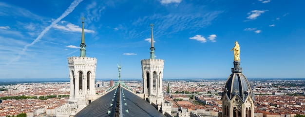 Panoramablick von Lyon von der Spitze von Notre Dame de Fourviere, Lyon, Frankreich.