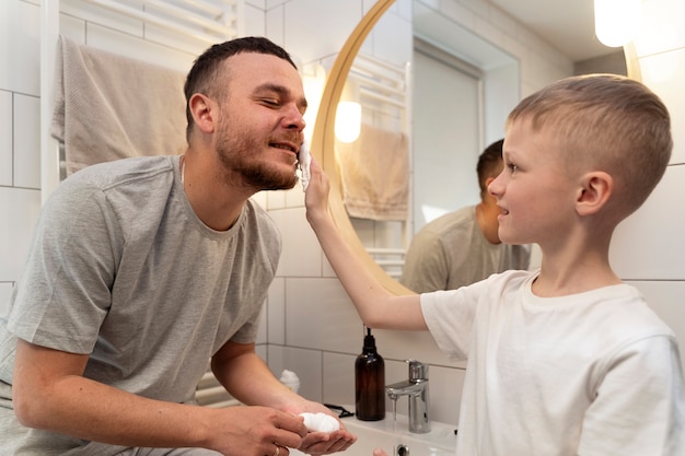 Papa bringt seinem Sohn das Rasieren bei
