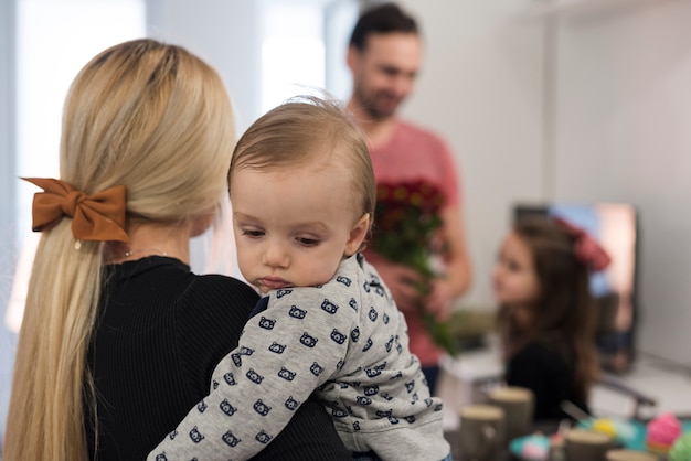 Papa feiert den Vatertag mit Töchtern