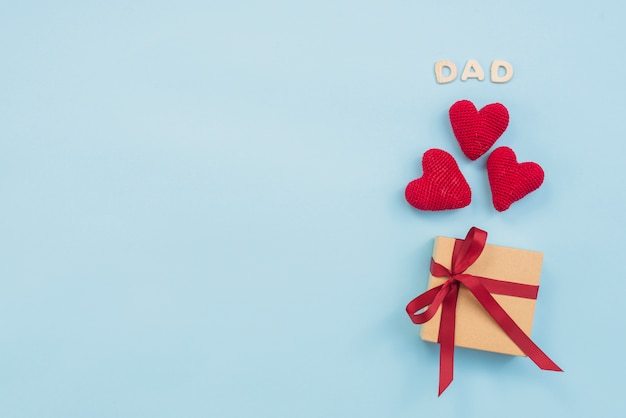 Papa Inschrift mit Geschenkbox und Spielzeug Herzen