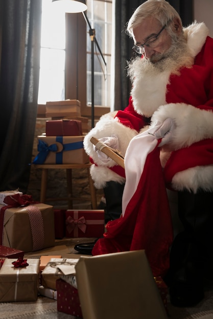 Papa Noel, der Geschenke im Sack einsackt