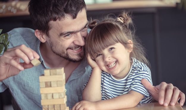 Papa spielt mit seiner Tochter