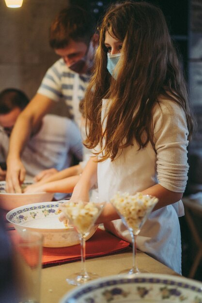 Papa und Kinder kochen Pasta bei einem Meisterkurs in Gastronomie